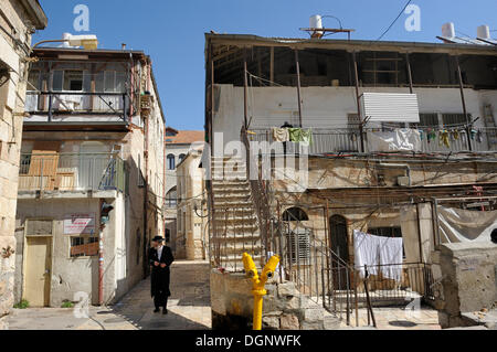 Ultra-Orthodox Ebreo con tipiche case nel distretto di Me'a she'arim o Mea Shearim, Gerusalemme, Israele, Medio Oriente Foto Stock