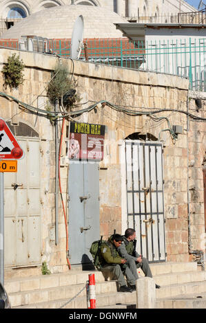 Soldati israeliani nel quartiere cristiano nella Città Vecchia di Gerusalemme, Israele, Medio Oriente Foto Stock