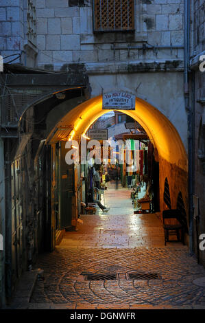 Atmosfera serale in un bazar alley su Via Dolorosa nel quartiere arabo, la Città Vecchia di Gerusalemme, Israele, Medio Oriente Foto Stock