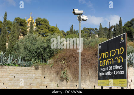 Segno presso il centro informazioni sul Monte degli Ulivi per la tomba di speciali pietre sul cimitero ebraico, telecamere di sorveglianza Foto Stock