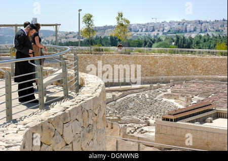 Ebreo ortodosso guardando l'open-air modello di Gerusalemme, modello di Esdra, città di Erode, al Monte del Tempio con il secondo tempio sul lato anteriore Foto Stock