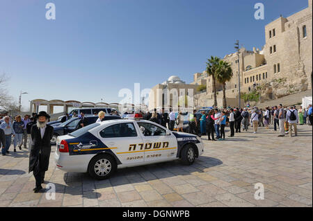 Ebreo ortodosso, auto della polizia e gli edifici del quartiere ebraico presso il Muro del Pianto o Muro Occidentale, la Città Vecchia di Gerusalemme, Israele Foto Stock