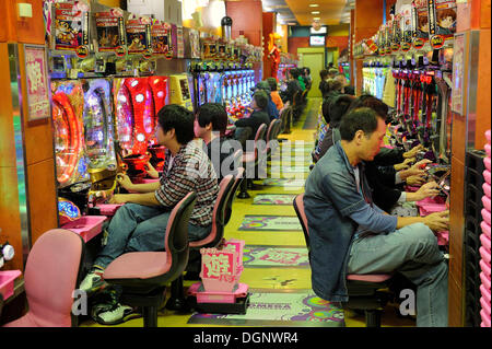 Pachinko, dispositivi di gioco d'azzardo, gigante sala giochi con slot machines, il più popolare gioco d'azzardo in Giappone, Kyoto Asia Orientale Foto Stock