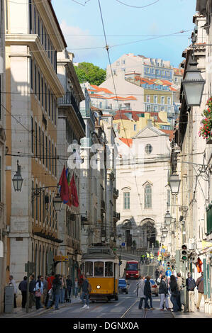 Il tram nella parte inferiore della città di Lisbona, Rua San Julião street, Portogallo, Europa Foto Stock