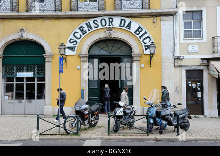 Terminale inferiore della funivia, Elevador da Bica, Bairro Alto, Lisbona, Portogallo, Europa Foto Stock