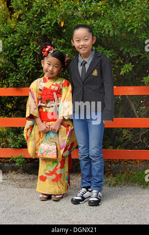 Una ragazza giapponese che indossa un kimono e una ragazza giapponese indossa abbigliamento occidentale, Kyoto, Giappone, Asia orientale, Asia Foto Stock