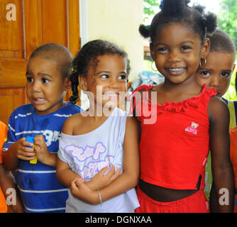 I bambini in una scuola materna il La Digue Island, Seychelles, Africa, Oceano Indiano Foto Stock