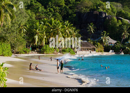 Spiaggia di Anse Takamaka con il ristorante e ville Chez Batista, Southern Mahe, Isola di Mahe, Seychelles, Africa, Oceano Indiano Foto Stock