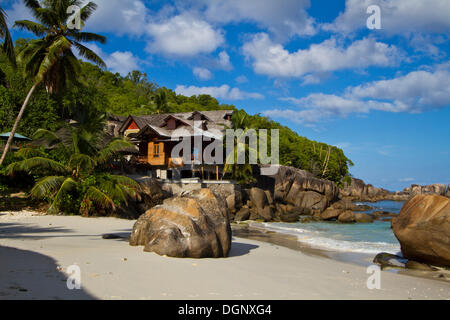 Chez Batista ville sulla spiaggia di Anse Takamaka, Isola di Mahe, Seychelles, Africa, Oceano Indiano Foto Stock