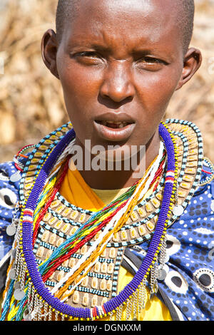 Maasai donna che indossa abiti tradizionali, ritratto, Massai Mara, Distrikt Narok, Serengeti, Rift Valley provincia, Kenya Foto Stock