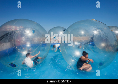 Inghilterra, East Anglia, Essex, Clacton-on-Sea, Clacton Pier, acqua sfere dello scuotipaglia Foto Stock