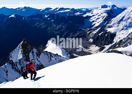 Acent di Mt Ortler, seconda icefield affacciato su Mt Hintergrat, Mt Cevedale e Mt Zufállspitze, Orter massiccio, Alto Adige Foto Stock