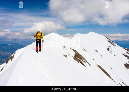 L'alpinista scendendo dal monte Luco sopra Passo Palade, nella distanza, Laugenspitze montagna sopra il lago Laugensee Foto Stock