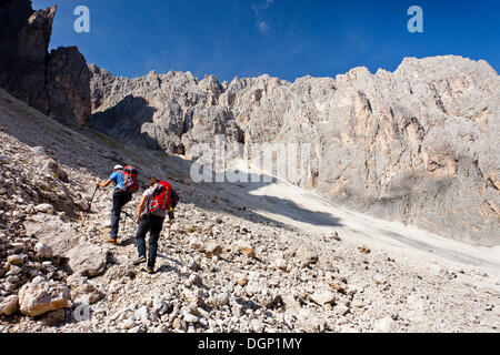 Gli escursionisti la scalata alla vetta del Sassopiatto mountain, qui camminando sul Oskar Schuster Stieg trail, via ferrata Foto Stock