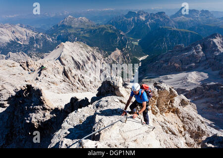 Gli alpinisti decending lungo la Via Ferrata Marino Bianchi arrampicata sul Monte Cristallo, Belluno, Dolomiti, Italia Foto Stock