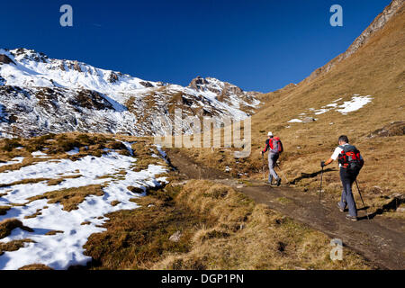 Gli alpinisti ascendente Wilde Kreuzspitze Montagna in Pfunderer montagne, guardando verso la montagna Nornspitz Foto Stock