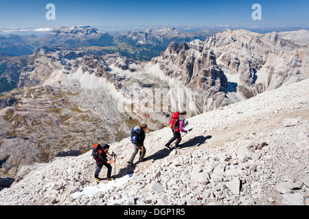 Gli alpinisti durante la salita del Mt Tofana di Roze sulla Via Ferrata Lipella Giovanni, il massiccio del Sella sul retro, Dolomiti Foto Stock