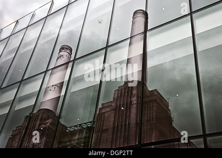 Battersea Power Station di Londra, che si riflette nel nuovo Palazzo delle conferenze di fronte. Immagine presa nel settembre 2013 Foto Stock