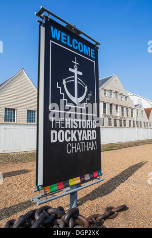 Inghilterra, Kent, Rochester, Chatham, Chatham Historic Dockyard, Ingresso Sign Foto Stock