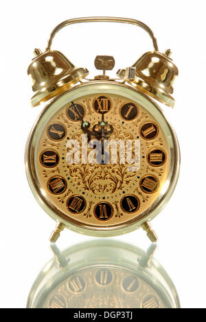 Il vecchio orologio sveglia che mostra cinque minuti a dodici, è High Noon Foto Stock
