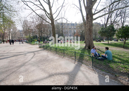 Parc Monceau, un semi-parco pubblico situato nel 8° arrondissement di Parigi, stabilito da Phillippe d'OrlÈans Foto Stock