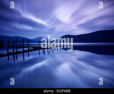 Pontile Brandelhow Bay all'alba, Derwent Water, Cumbria, Lake District, England, Regno Unito, Europa Foto Stock