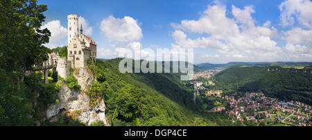 Castello di Lichtenstein al di sopra della valle Echaztal nel Giura Svevo, Baden-Wuerttemberg Foto Stock