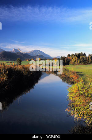 Le montagne si riflette nel Lago Hopfensee, Achen, Ostallgaeu distretto, Allgaeu, Bavaria Foto Stock