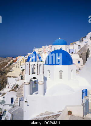 Chiesa con cupole blu, Oia - Santorini, Cicladi Grecia, Europa Foto Stock