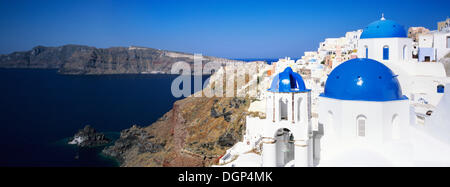 Chiesa con cupole blu, Oia - Santorini, Cicladi Grecia, Europa Foto Stock