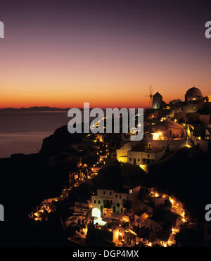 Oia al tramonto, SANTORINI, CICLADI Grecia, Europa Foto Stock