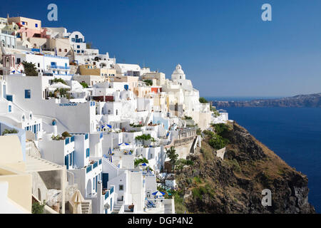 Case costruite sul bordo della Caldera, Fira, Santorini, Cicladi Grecia, Europa Foto Stock