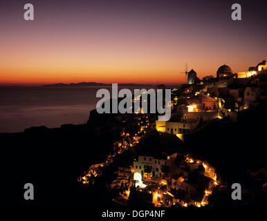 Oia al tramonto, SANTORINI, CICLADI Grecia, Europa Foto Stock