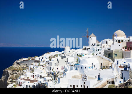 Due mulini a vento tra terrazze, Oia - Santorini, Cicladi Grecia, Europa Foto Stock