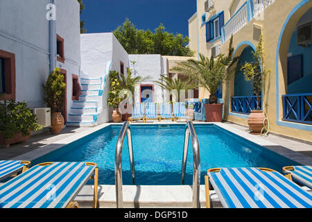 Sedie a sdraio alla piscina di un hotel, Fira, Santorini, Cicladi Grecia, Europa Foto Stock