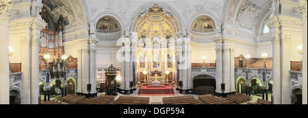 Vista interna del Berliner Dom o la Cattedrale di Berlino con altare, Berlino Foto Stock