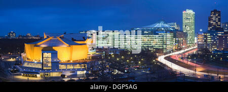 Potsdamer Platz con il Berliner Philharmonie Concert Hall, DB Tower, il Sony Center e Kollhoff Tower, Berlino Foto Stock