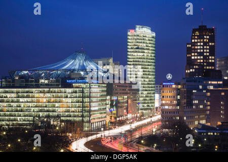 Potsdamer Platz con DB Tower, il Sony Center e Kollhoff Tower, Berlino Foto Stock