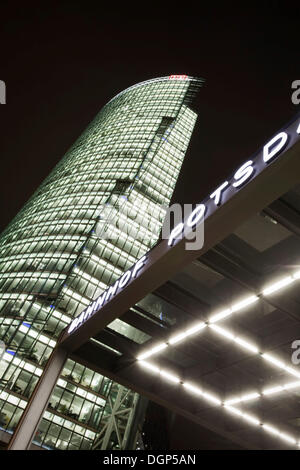 Ingresso alla Potsdamer Platz train station con la torre di DB, Berlino Foto Stock