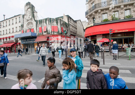 Gruppo di bambini attraversare la strada a Montmartre, Paris, Francia Foto Stock