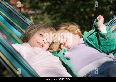 Due ragazze in una amaca Foto Stock