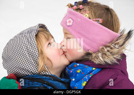 Due sorelle kissing Foto Stock