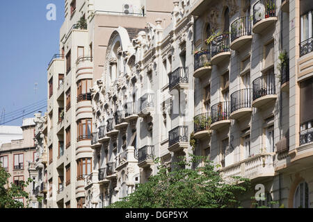 Edifici residenziali vicino al Mercado de Colon nel quartiere Eixample, Valencia, Comunidad Valenciana, Spagna, Europa Foto Stock