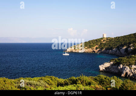 Torre Saracena nella baia di Porto Conte, Sardegna, Italia, Europa Foto Stock