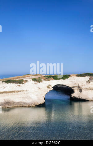 Scavato arco calcareo, S'Archittu, Planargia Provincia, Sardegna, Italia, Europa Foto Stock