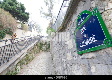 Rue du Calvaire segno e scale in Montmartre, Parigi Foto Stock