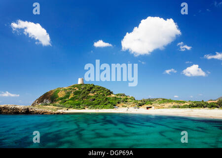 Torre Saracena, torre di Chia, in una baia con lo stesso nome e si trovano sulla costa del Sud, Sulcis Provincia, Sardegna, Italia, Europa Foto Stock