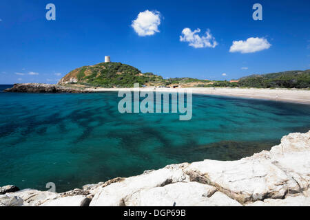 Baia sabbiosa di Torre di Chia con la torre saracena con lo stesso nome e si trovano sulla costa del Sud, Sulcis Provincia, Sardegna, Italia Foto Stock