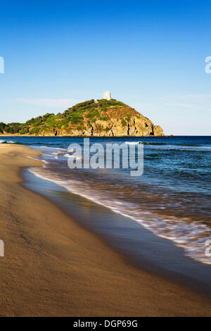 Spiaggia di Colonia spiaggia con vista sulla Torre di Chia, Torre Saracena nella luce della sera, Sulcis Provincia, Sardegna, Italia Foto Stock