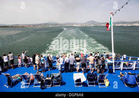 I viaggiatori sul traghetto per auto da Olbia a Livorno, Gallura Provincia, Sardegna, Italia, Europa Foto Stock